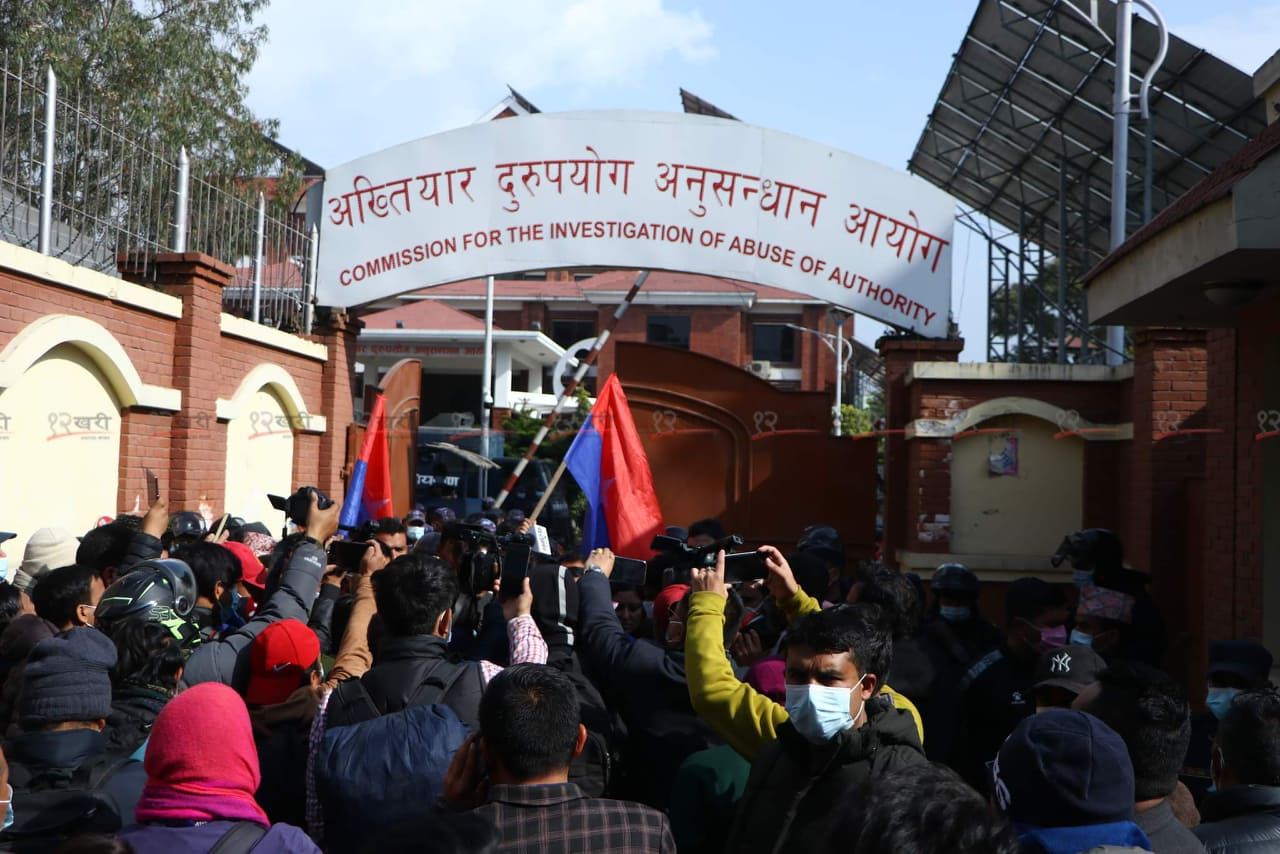 स्वास्थ्यमन्त्रीविरुद्ध अख्तियारमा उजुरी  